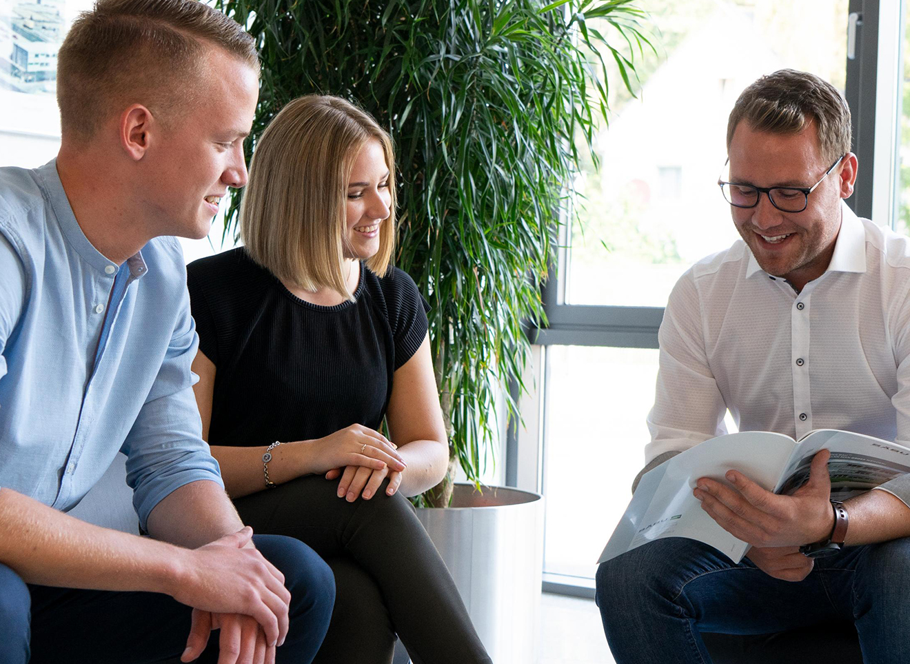 kundenbetreuung-im-foyer-mit-katalog