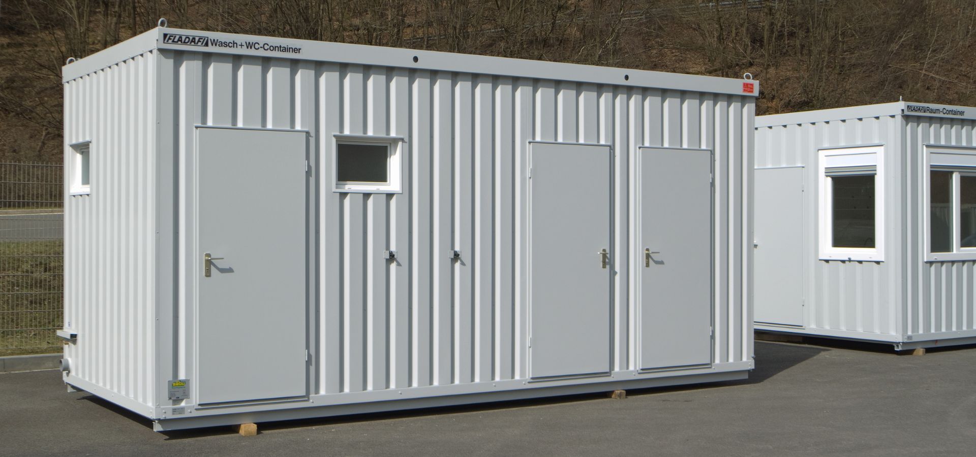 Sanitärcontainer von FLADAFI® mit Duschen und zwei Toiletten