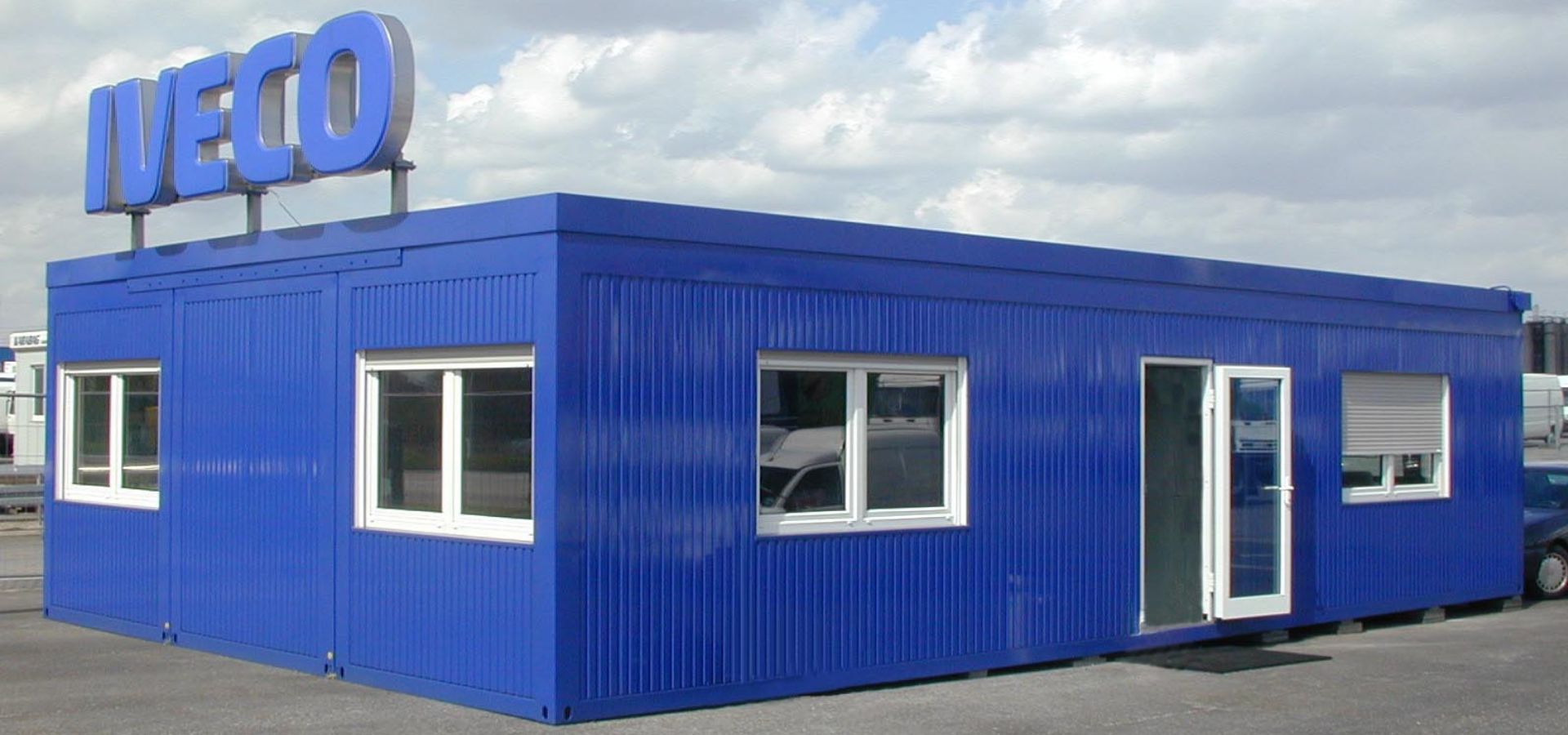 Blaues Containergebäude als Büro genutzt