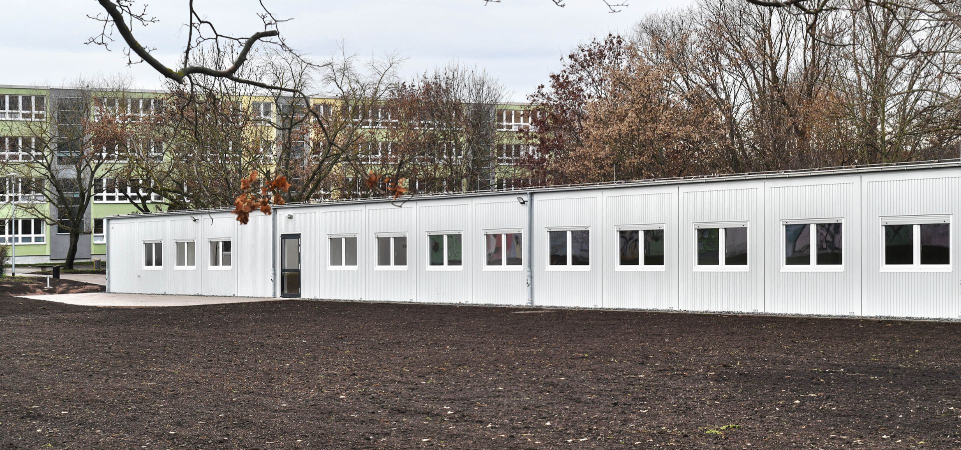 Schule von außen, Containergebäude von SÄBU