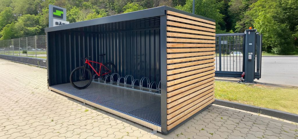Fahrradcontainer von FLADAFI® verkleidet mit einer Holzfassade