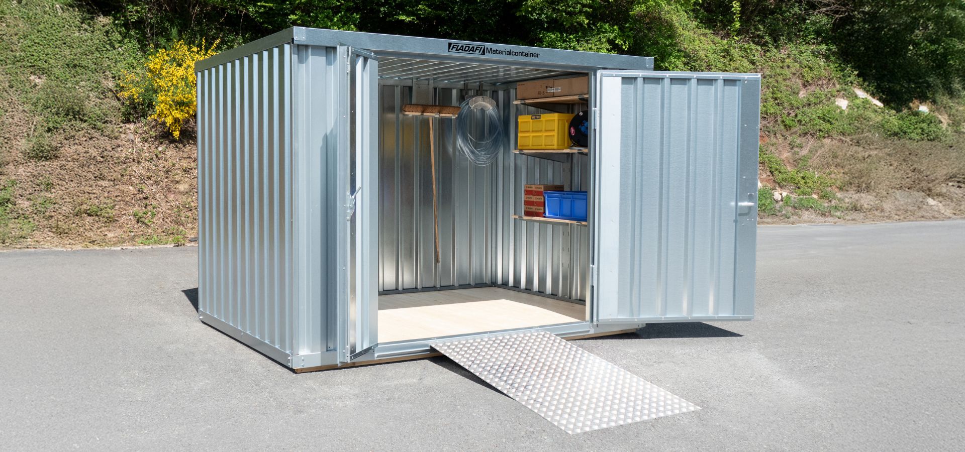 Lagercontainer MC 1300 von FLADAFI® mit Innenausstattung und Auffahrrampe