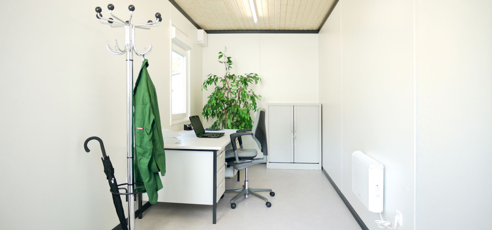 Bürocontainer von FLADAFI® mit Holzdecke, Wandheizung und Inneneinrichtung