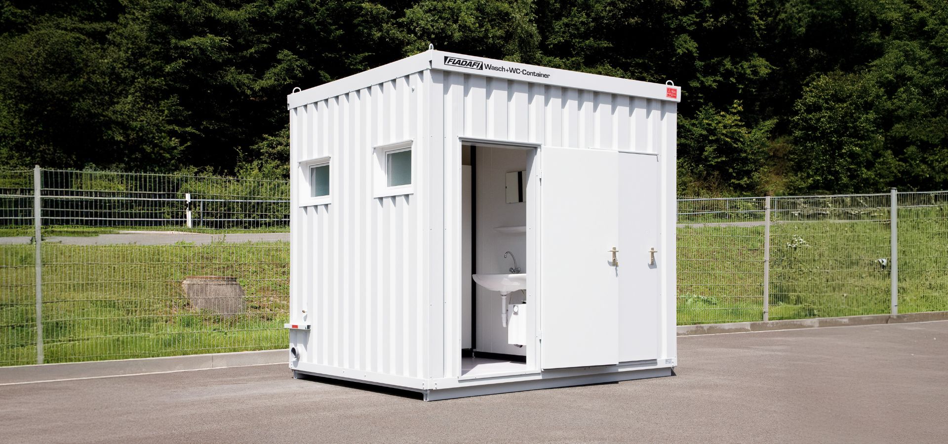 Sanitärcontainer von FLADAFI® mit Damen- und Herrentoilette