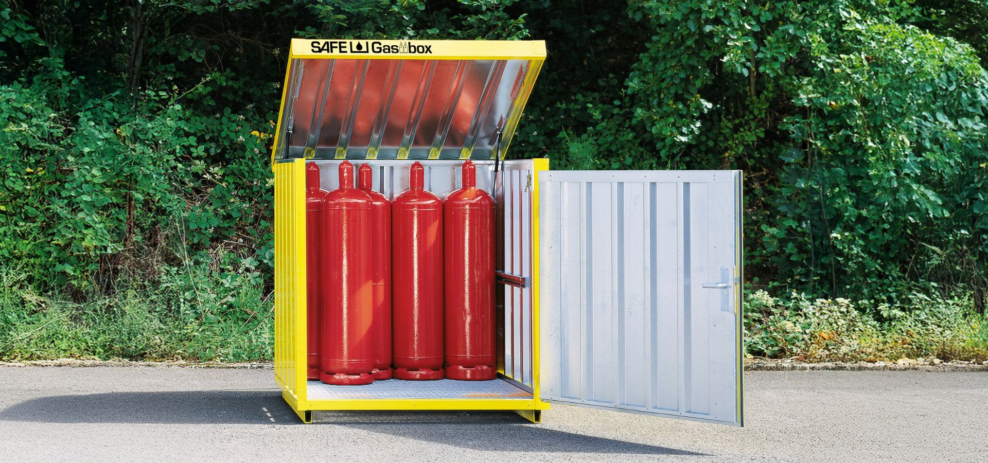 Gasflaschencontainer der Marke SAFE Typ kompaktes Depot mit geöffneter Tür und hochgeklapptem Dach
